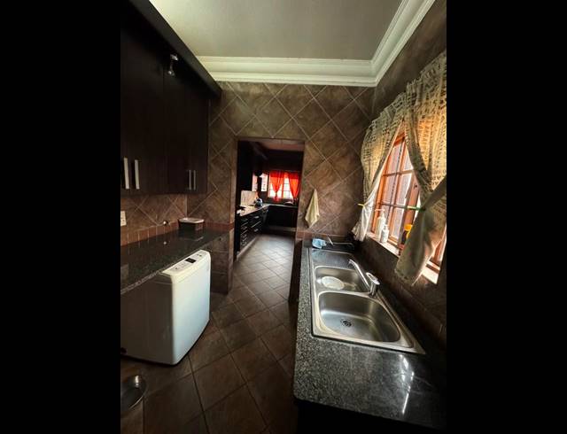 3 BEDROOM TOWNHOUSE FOR SALE IN AERORAND